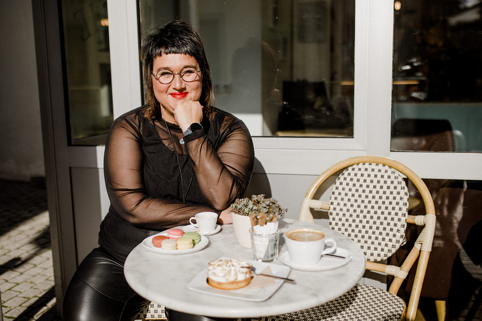 Sabine Jung-Bass, Coach für Female Empowerment sitzt im Cafe in Wangen in einem schön gedeckten Tisch.