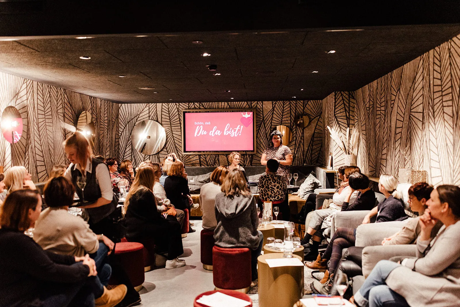 Versammlung von Frauen in gemütlicher Lounge - Damenkränzchen by Sabine Jung-Baß im Lukullum